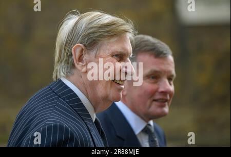 Bill Cash/Sir William Cash MP (Con: Stone in Staffordshire) [Left] in Downing Street mit David Jones MP [Right] Mai 2023 Stockfoto