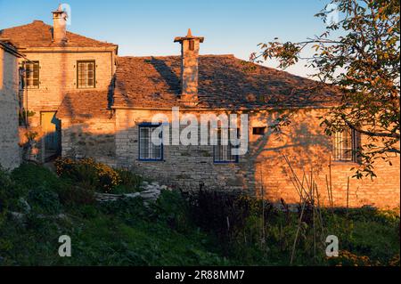 Steinhäuser traditioneller Architektur in Vitsa, Griechenland bei Sonnenuntergang Stockfoto