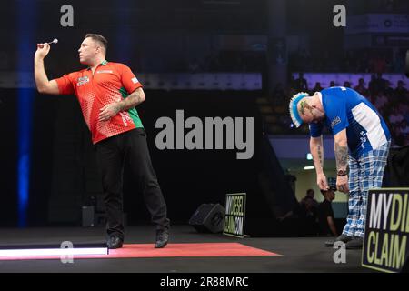 18. Juni 2023, Hessen, Frankfurt/Main: Dart: World Team Championship, Finale: Gerwyn Price (Wales) wirft, auf der rechten Seite Peter Wright (Schottland). Foto: Jürgen Kessler/dpa Stockfoto