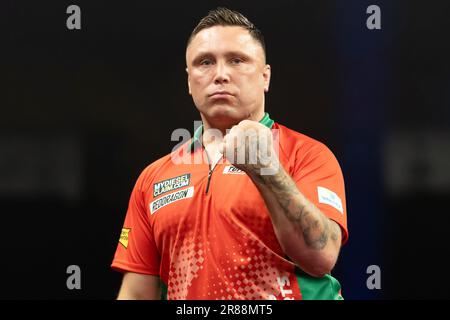 18. Juni 2023, Hessen, Frankfurt/Main: Dart: Weltmeisterschaft, Halbfinale: Gerwyn Price (Wales) fesselt seine Faust. Foto: Jürgen Kessler/dpa Stockfoto