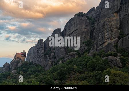 Meteora Felsen und das heilige Kloster Roussanou / St. Barbara (gegründet in der Mitte des 16. Jahrhundert n. Chr.) in Griechenland Stockfoto