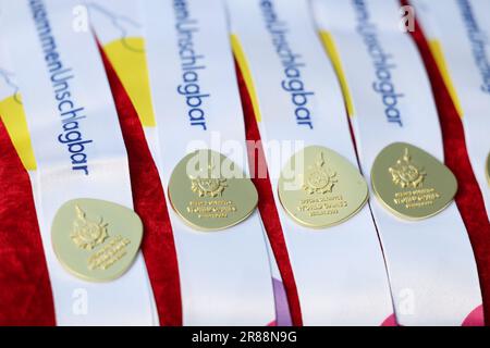 Berlin, Deutschland. 19. Juni 2023. Die Medaillen bei den Special Olympics World Games Berlin 2023, dem weltweit größten inklusiven Sportevent, bei dem Tausende von Sportlern mit geistigen Behinderungen vom 17. Bis 25. Juni 2023 in 26 Sportarten gegeneinander antreten. Kredit: Isabel Infantes/Empics/Alamy Live News Stockfoto