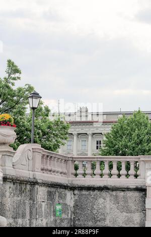 Eine malerische Steinbrücke, umgeben von üppigem Grün und geschmückt mit kunstvoll verzierten Steingeländern Stockfoto