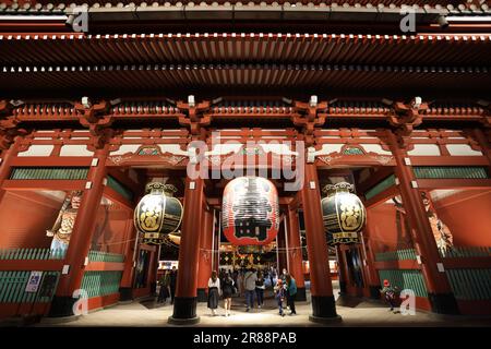 Außenansicht des Sensoji-Tempels. Es ist sowohl bei Einheimischen als auch bei Touristen beliebt, da es seit der Edo-Zeit entstanden ist. Stockfoto