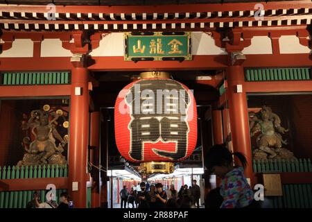 Außenansicht des Sensoji-Tempels. Es ist sowohl bei Einheimischen als auch bei Touristen beliebt, da es seit der Edo-Zeit entstanden ist. Stockfoto