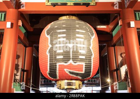 Außenansicht des Sensoji-Tempels. Es ist sowohl bei Einheimischen als auch bei Touristen beliebt, da es seit der Edo-Zeit entstanden ist. Stockfoto