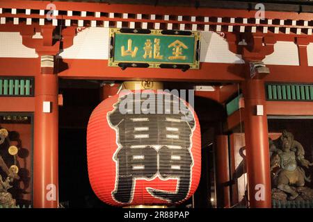 Außenansicht des Sensoji-Tempels. Es ist sowohl bei Einheimischen als auch bei Touristen beliebt, da es seit der Edo-Zeit entstanden ist. Stockfoto