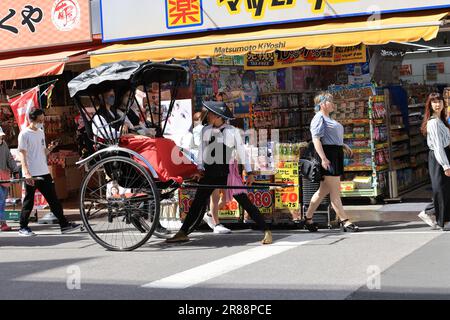Tokio - 4 2023. Mai: Unbekannte Männer im edo-Stil mit Rikscha warten auf den Passagier. Uber Rickshaw wird seit 2023 in Asakusa eingeführt Stockfoto