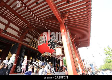 Außenansicht des Sensoji-Tempels. Es ist sowohl bei Einheimischen als auch bei Touristen beliebt, da es seit der Edo-Zeit entstanden ist. Stockfoto