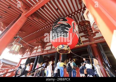 Außenansicht des Sensoji-Tempels. Es ist sowohl bei Einheimischen als auch bei Touristen beliebt, da es seit der Edo-Zeit entstanden ist. Stockfoto