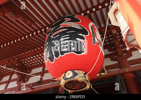 Außenansicht des Sensoji-Tempels. Es ist sowohl bei Einheimischen als auch bei Touristen beliebt, da es seit der Edo-Zeit entstanden ist. Stockfoto