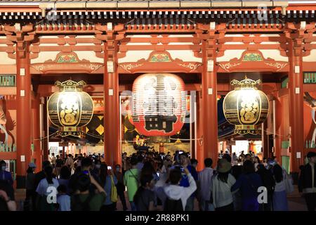 Tokio - 4 2023. Mai: Von außen: Sensoji-Tempel. Es ist sowohl bei Einheimischen als auch bei Touristen beliebt, da es seit der Edo-Zeit entstanden ist. Stockfoto