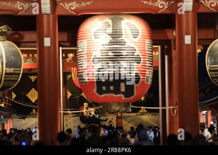 Tokio - 4 2023. Mai: Von außen: Sensoji-Tempel. Es ist sowohl bei Einheimischen als auch bei Touristen beliebt, da es seit der Edo-Zeit entstanden ist. Stockfoto