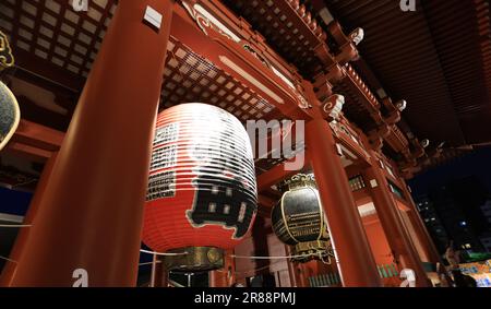 Außenansicht des Sensoji-Tempels. Es ist sowohl bei Einheimischen als auch bei Touristen beliebt, da es seit der Edo-Zeit entstanden ist. Stockfoto