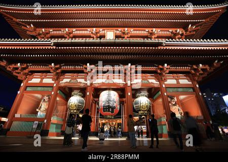 Tokio - 4 2023. Mai: Von außen: Sensoji-Tempel. Es ist sowohl bei Einheimischen als auch bei Touristen beliebt, da es seit der Edo-Zeit entstanden ist. Stockfoto