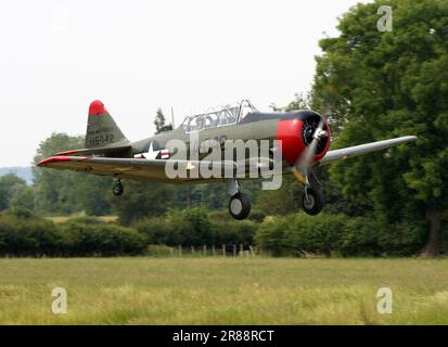 Ein nordamerikanischer AT-6G Texan, der für Aero Legends am Headcorn Aerodrome Kent England arbeitet Stockfoto