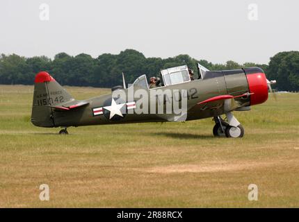 Ein nordamerikanischer AT-6G Texan, der für Aero Legends am Headcorn Aerodrome Kent England arbeitet Stockfoto