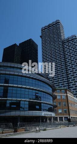 Der Eintritt zum Croydon College ist jetzt von zwei neuen modularen Wolkenkratzern umgeben: Zehn Grad und die gerade fertiggestellte Enklave Croydon, das höchste modulare Gebäude Stockfoto