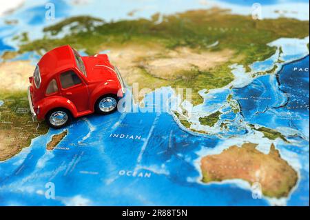 Rotes Spielzeugauto auf der Karte, Konzept für Reisen in Fernost und Asien Kontinent Stockfoto