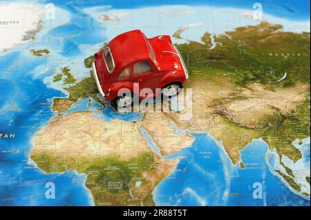 Rotes Spielzeugauto auf der Karte, Konzept für Reisen in Fernost und Asien Kontinent Stockfoto