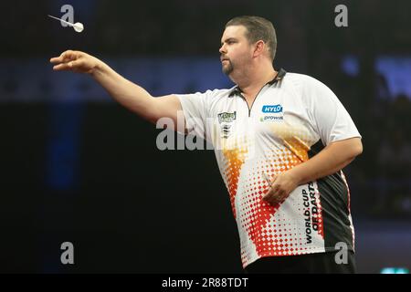 18. Juni 2023, Hessen, Frankfurt/Main: Dart: Weltmeisterschaft der Mannschaft, Viertelfinale: Gabriel Clemens (Deutschland) wirft das Spiel gegen England. Foto: Jürgen Kessler/dpa Stockfoto