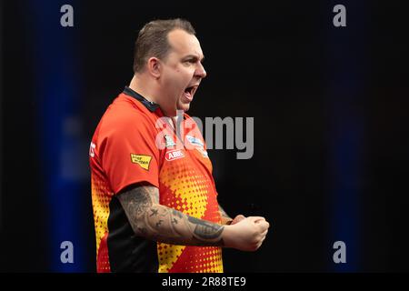 18. Juni 2023, Hessen, Frankfurt/Main: Dart: Weltmeisterschaft der Mannschaft, Halbfinale: Kim Huybrechts (Belgien) jubelt während des Spiels gegen Wales. Foto: Jürgen Kessler/dpa Stockfoto