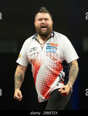 18. Juni 2023, Hessen, Frankfurt/Main: Dart: Weltmeisterschaft der Mannschaft, Viertelfinale: Michael Smith (England) jubelt während des Spiels gegen Deutschland. Foto: Jürgen Kessler/dpa Stockfoto