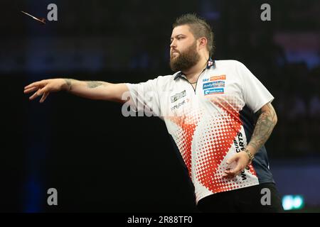 18. Juni 2023, Hessen, Frankfurt/Main: Dart: Weltmeisterschaft der Mannschaft, Viertelfinale: Michael Smith (England) wirft das Spiel gegen Deutschland. Foto: Jürgen Kessler/dpa Stockfoto