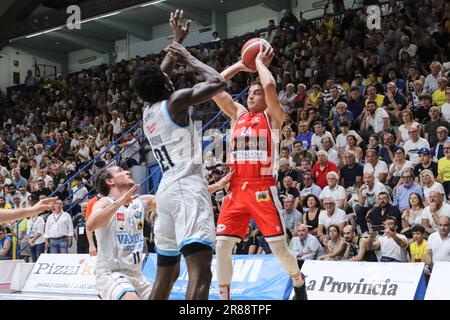 Cremona, Italien. 19. Juni 2023. Lorenzo Penna (Unieuro Forli) während der Guerino Vanoli Basket vs. Pallacanestro Forli, italienische Basketball-Serie A2 Männer Championship in Cremona, Italien, Juni 19 2023 Kredit: Independent Photo Agency/Alamy Live News Stockfoto