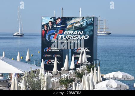 Frankreich, französische riviera, Cannes, Werbetoster für den Film Gran Turismo, Videospieladaption, bei der ein Teenager Rennfahrer werden möchte. Stockfoto