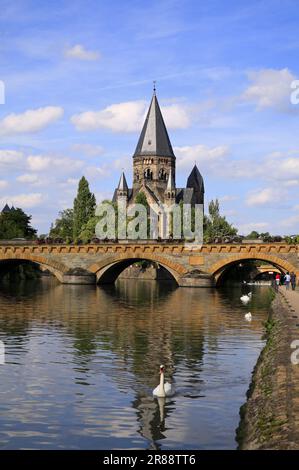 Die mittlere Brücke über die Mosel und den Tempel Neuf. Metz. Lothringen, Frankreich Stockfoto