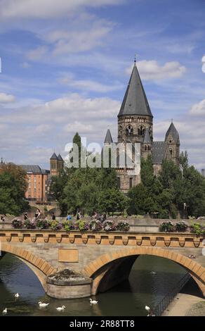 Die mittlere Brücke über die Mosel und den Tempel Neuf. Metz. Lothringen, Frankreich Stockfoto