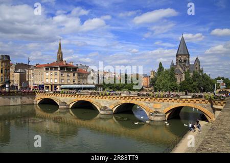 Die mittlere Brücke über die Mosel und den Tempel Neuf. Metz. Lothringen, Frankreich Stockfoto