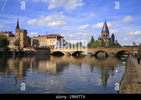 Die mittlere Brücke über die Mosel und den Tempel Neuf. Metz. Lothringen, Frankreich Stockfoto