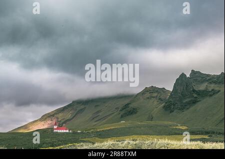 Vík i Myrdalkirche in Island. Kleine Dorfkirche in der Nähe des schwarzen Sandstrandes. Stockfoto
