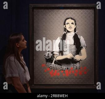 Christie's, London, Großbritannien. 20. Juni 2023. Das Londoner Abendangebot des 20./21. Jahrhunderts findet am 28. Juni statt, mit Höhepunkten wie Banksy, Dorothy, glaube ich nicht. Schätzungsweise 600.000 Bis 800.000 Pfund. Kredit: Malcolm Park/Alamy Live News Stockfoto