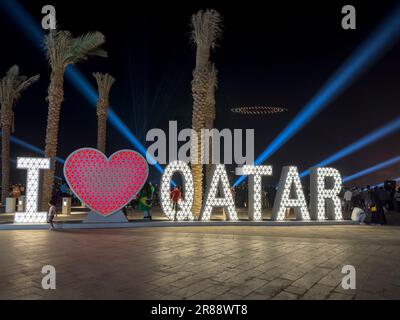 Ich liebe Katar Schild auf dem Lusail Boulevard in Katar. Stockfoto