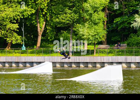 Moskau, Russland - 02. Juni 2023: Wakeboarden von Mädchen im Park. Ein Mädchen auf einem Wakeboard führt einen Trick aus Stockfoto