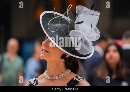 London UK. 20. Juni 2023 Rennfahrer mit bunten Hüten an der Waterloo Station am 1. Tag des Royal Ascot. Kredit: amer Ghazzal/Alamy Live News Stockfoto