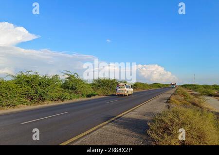 Makran Coastal Highway entlang der pakistanischen Küste am Arabischen Meer von Karatschi nach Gwadar in der Provinz Balochistan. Stockfoto