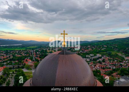 Aus der Vogelperspektive sehen Sie die Hauptkuppel der Basilika Esztergom. Stockfoto