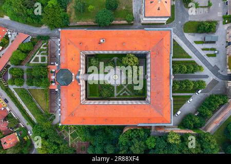 Luftaufnahme über das Szent Adalbert Event Center, das sich im historischen Viertel Esztergom befindet, umgeben von der Basilika und dem D Stockfoto