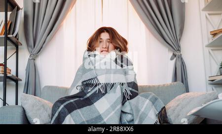 Grippekrankheit krank Schüttelfrost Erkältung Frau fangen Stockfoto