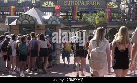 Rost, Deutschland. 20. Juni 2023. Einen Tag nach dem Brand im Europa-Park strömen die Besucher erneut in Deutschlands größtem Freizeitpark. Ein großes Kontingent von Einsatzkräften hatte das Feuer am Montagnachmittag unter Kontrolle gebracht. Zum Zeitpunkt des Brandausbruchs waren etwa 25.000 Menschen im Europa-Park. Kredit: Jason Tschepljakow/dpa/Alamy Live News Stockfoto