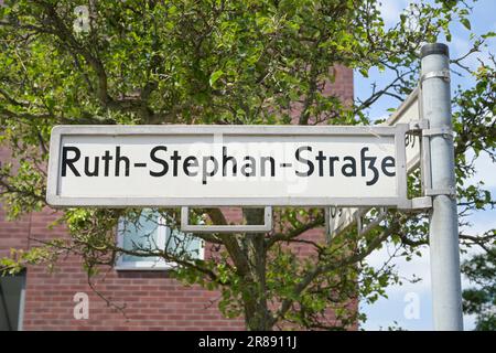 Straßenschild, Ruth-Stephan-Straße, Quartier Pulvermühle, Haselhorst, Spandau, Berlin, Deutschland *** Lokale Bildunterschrift *** , Berlin, Deutschland Stockfoto