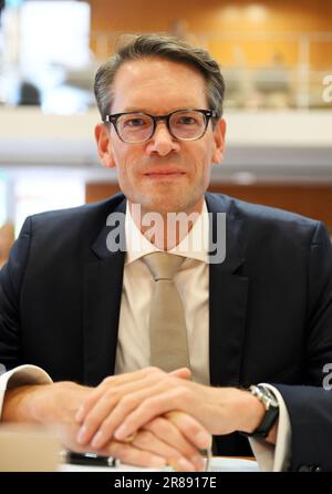 Karlsruhe, Deutschland. 20. Juni 2023. Marc Meyer, Ministerialrat des bayerischen Justizministeriums, wartet vor dem Bundesverfassungsgericht auf den Beginn der Entscheidung, ob Gefangene ausreichend für ihre Arbeit in Haft bezahlt werden. Dem Urteil zufolge sind die gesetzlichen Bestimmungen über die Vergütung der Gefangenenarbeit in Bayern und Nordrhein-Westfalen verfassungswidrig. Kredit: Uli Deck/dpa/Alamy Live News Stockfoto