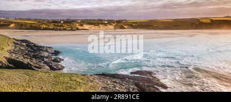 Ein spektakulärer Panoramablick aus der Vogelperspektive auf die Flut am Crantock Beach in Newquay in Cornwall in England im Vereinigten Königreich. Stockfoto