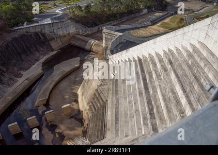 Blick von der Betonspitze auf den Hinze Dam in Advancetown, SE Queensland, Australien. Hochwasserschutz, Gold Coast Hinterland. Stockfoto