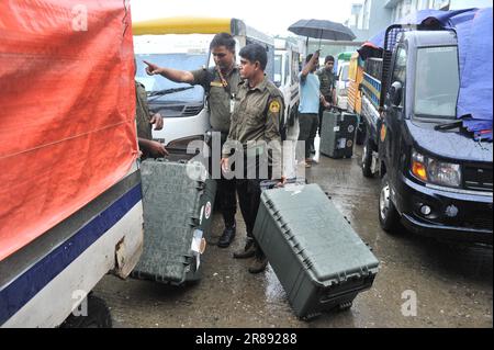 Sylhet, Bangladesch. 20. Juni 2023 Bei starken Regenfällen werden EVM-Maschinen vom AMA Muhith Sports Complex zu den Wahllokalen geschickt, bevor die Umfragen der Sylhet City Corporation für Juni 21. 2023 angesetzt werden. Stockfoto