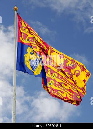 Der Royal Standard fliegt über dem Buckingham Palace London England Stockfoto